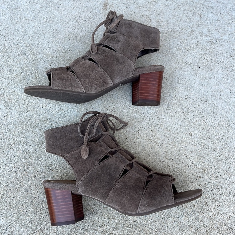 NWOB Vionic taupe peep toe booties, Size 7.5